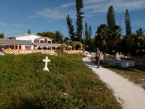 Nosso caminho do dia a dia, atravessando o cemitério em Caye Caulker, na grande barreira de corais de Belize